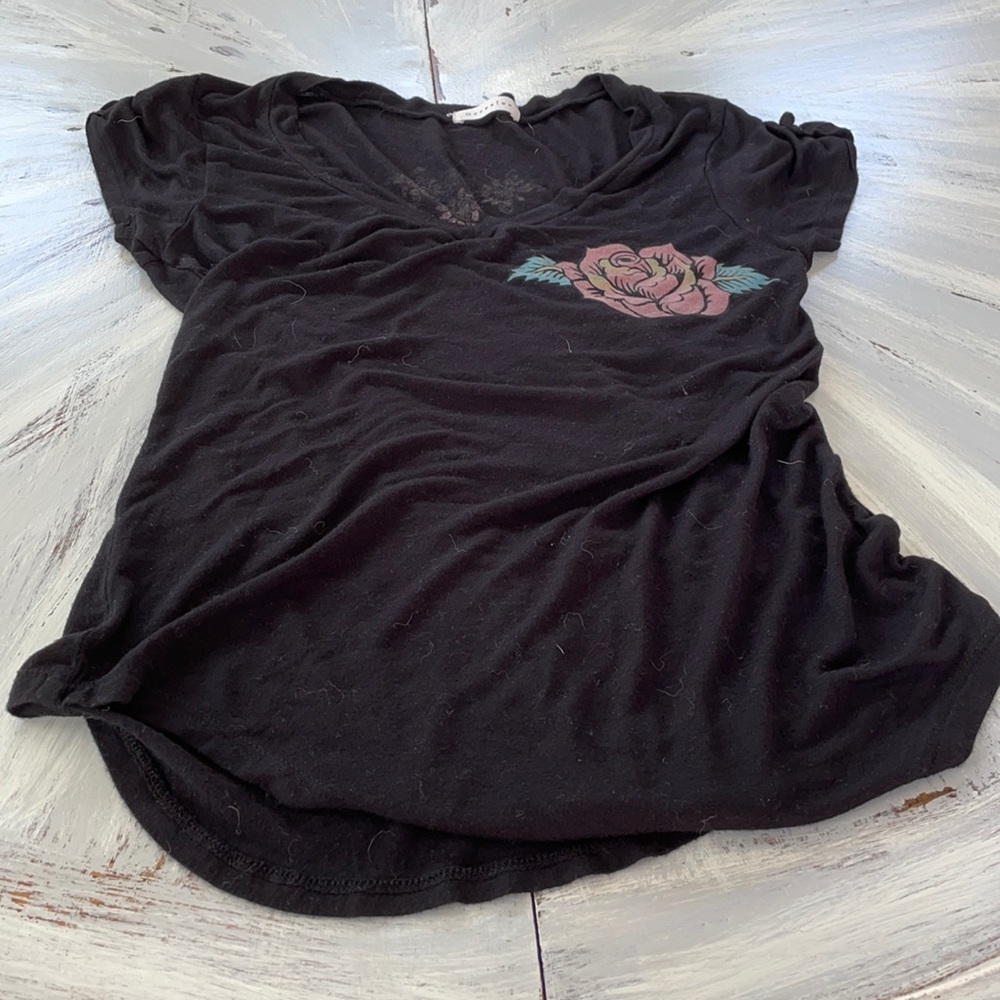 Skull and rose rustic tee